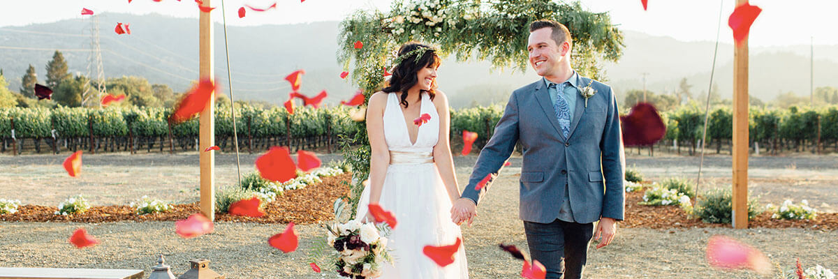 tre posti wedding happy couple with rose petals